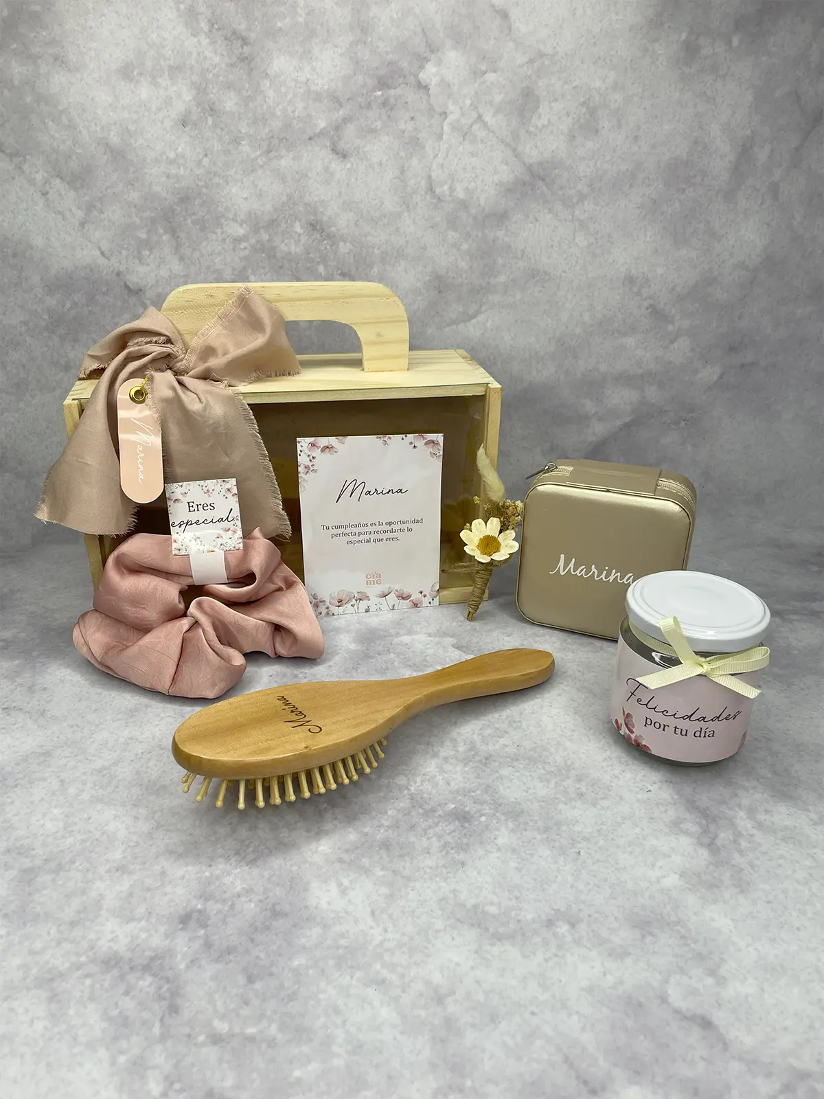 Regalo cumpleaños personalizado con peine bambú grabado láser, carmín satín, jar galletas Chips Ahoy, joyero personalizado