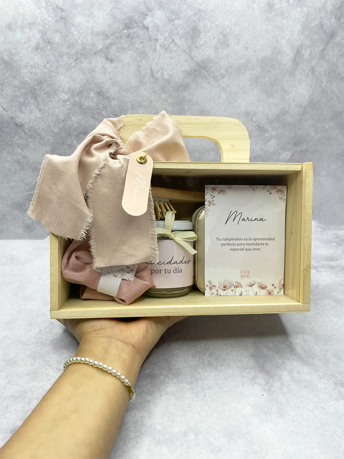 Regalo cumpleaños personalizado con peine bambú grabado láser, carmín satín, jar galletas Chips Ahoy, joyero personalizado