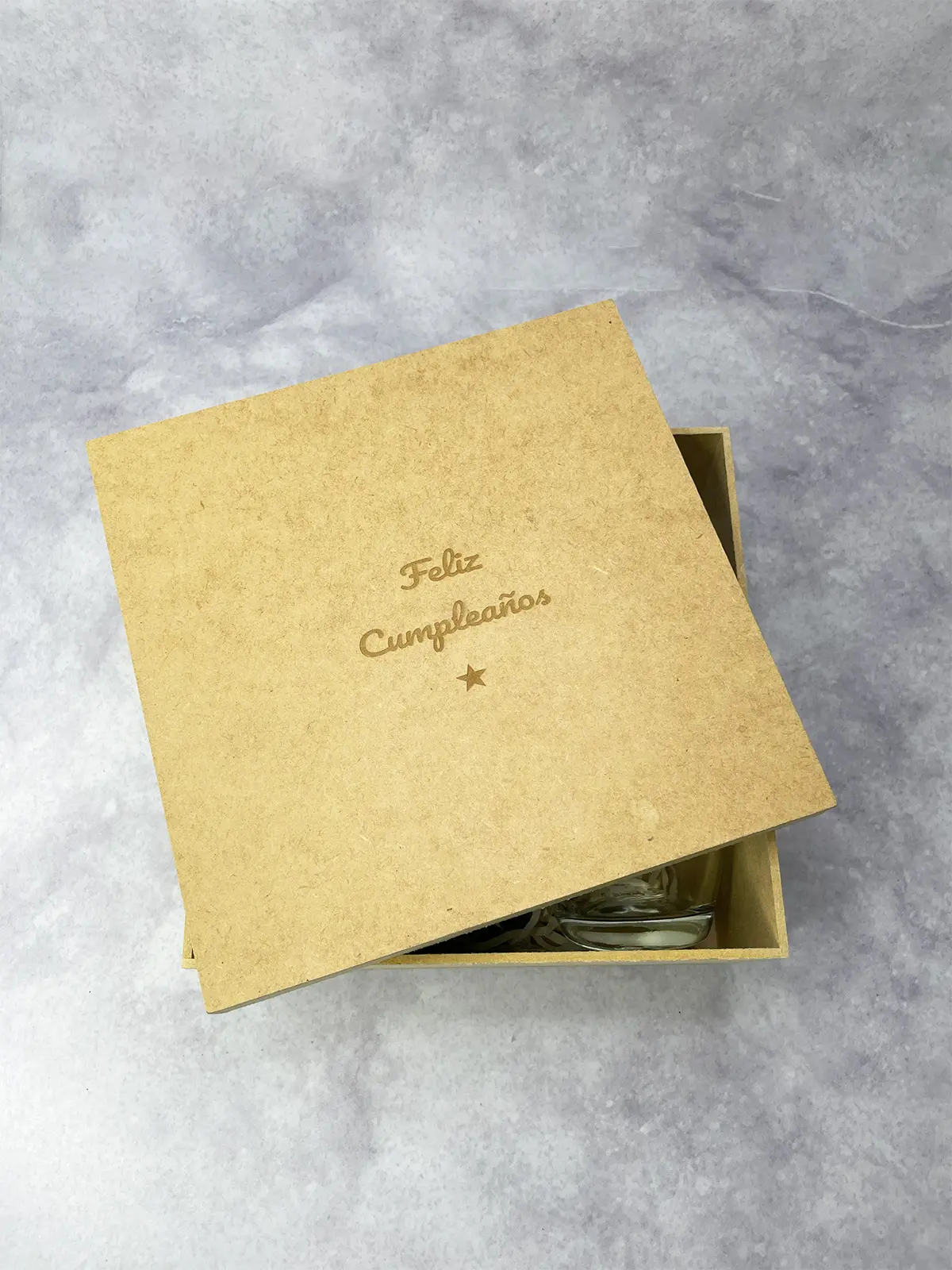 Regalo cumpleaños personalizado con taza transparente con grabado, cuadro encajonado, jar con frutos secos Granuts