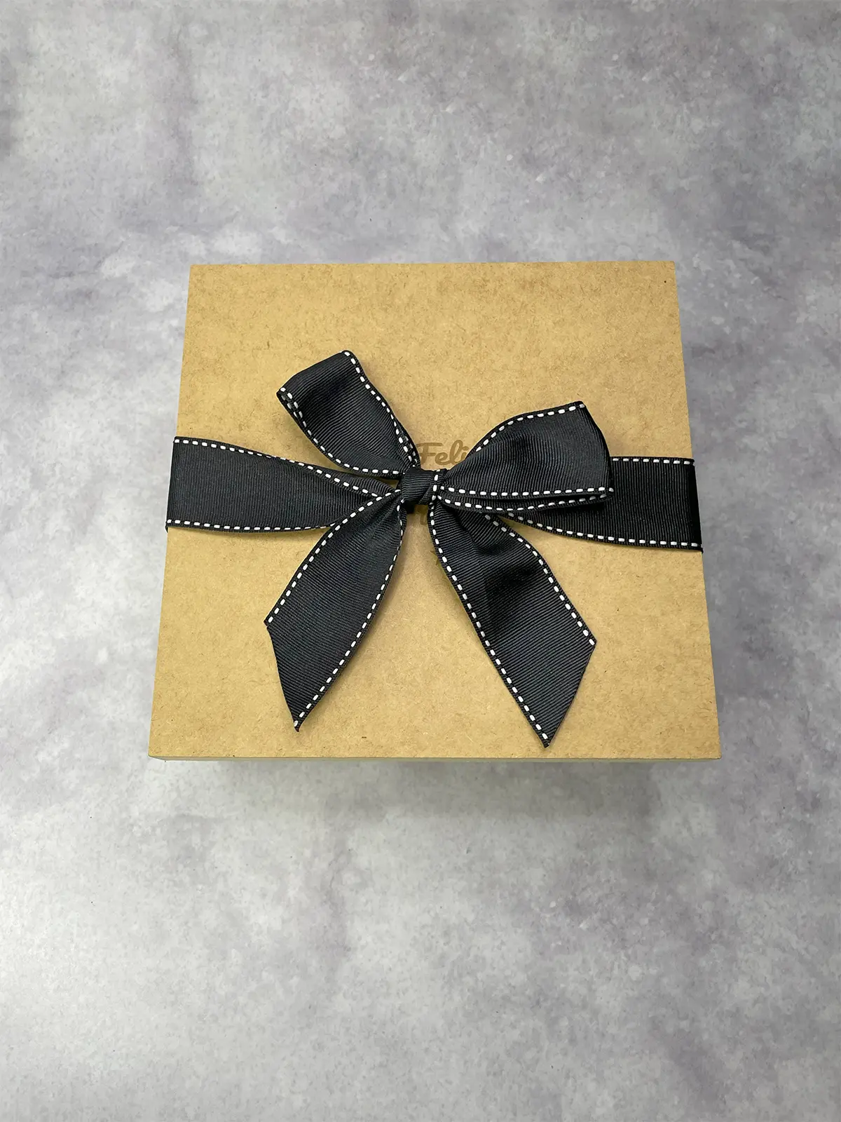 Regalo cumpleaños personalizado con taza transparente con grabado, cuadro encajonado, jar con frutos secos Granuts